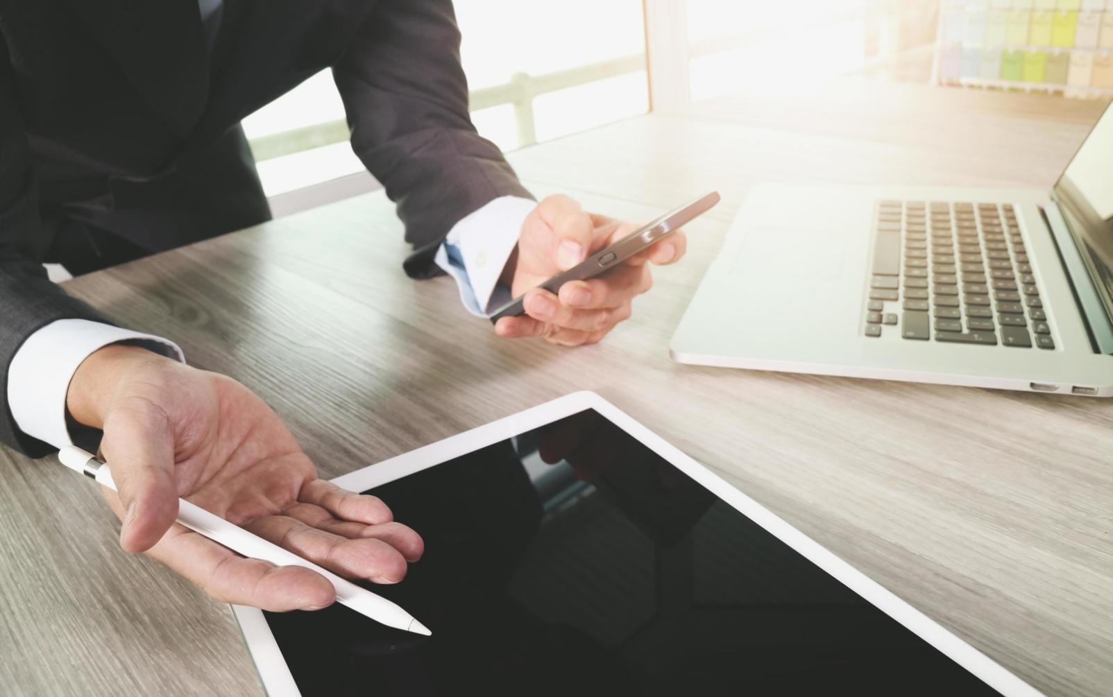 Análisis de estados financieros en pantalla de ordenador