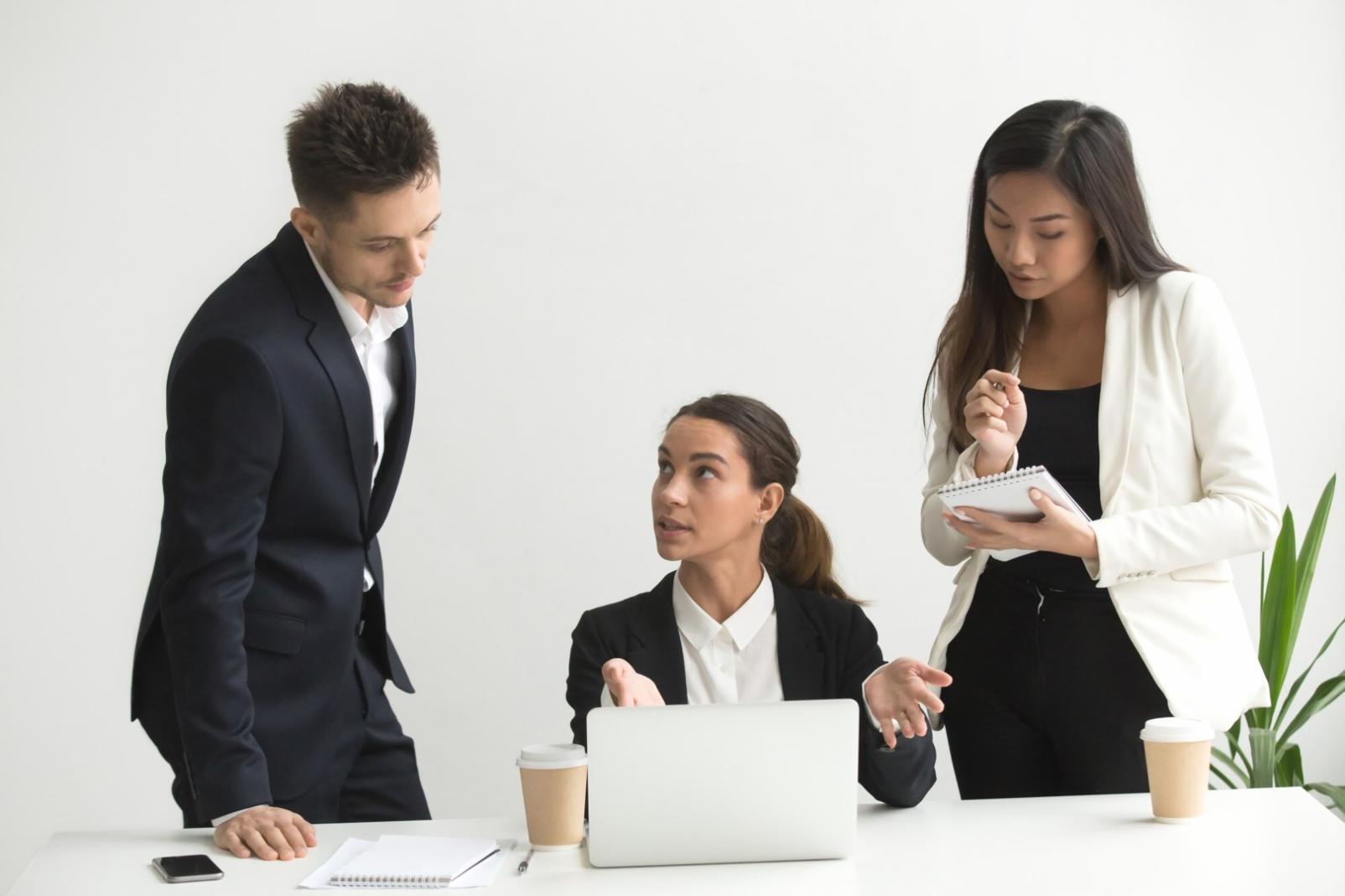 Equipo de quoriatalex trabajando en análisis financiero